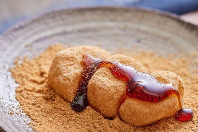 きな粉と黒蜜を堪能する、信玄餅のおすすめ食べ方