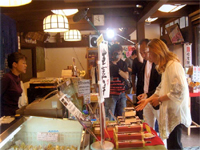 華道家の假屋崎省吾さんとソムリエの田崎真也さん